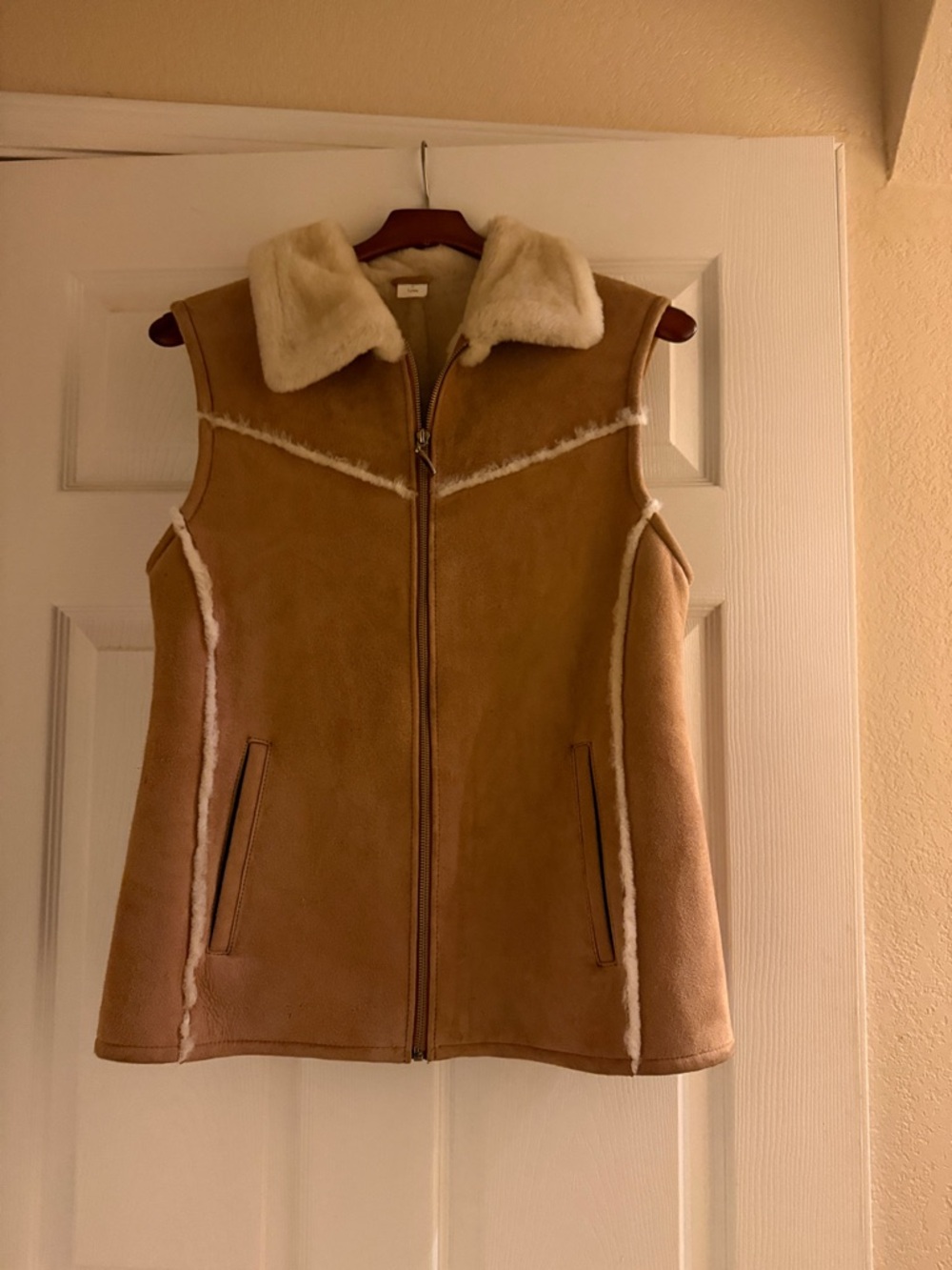 Overland Classic Tan Shearling-Trim Vest with Cream Collar Large
